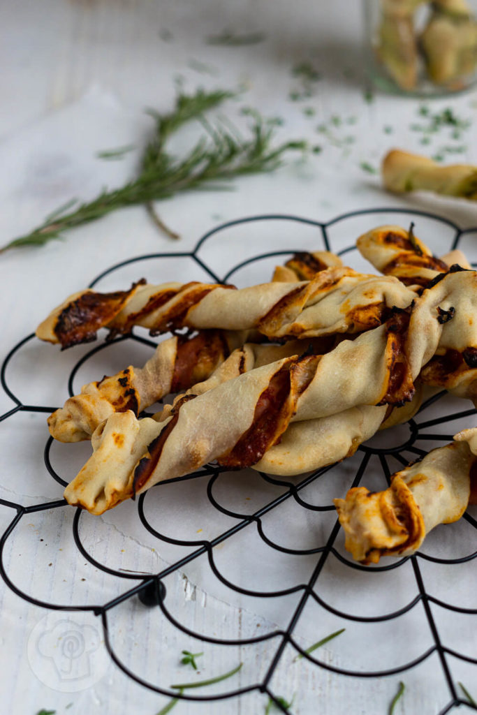 Als Snack für Zwischendurch oder als Fingerfood für das Picknick, diese gedrehten Pizzastangen schmecken garantiert Kindern und Erwachsenen. Sie schmecken übrigens auch mit Pesto. Küchentraum & Purzelbaum | #snack | #fingerfood | #pizza