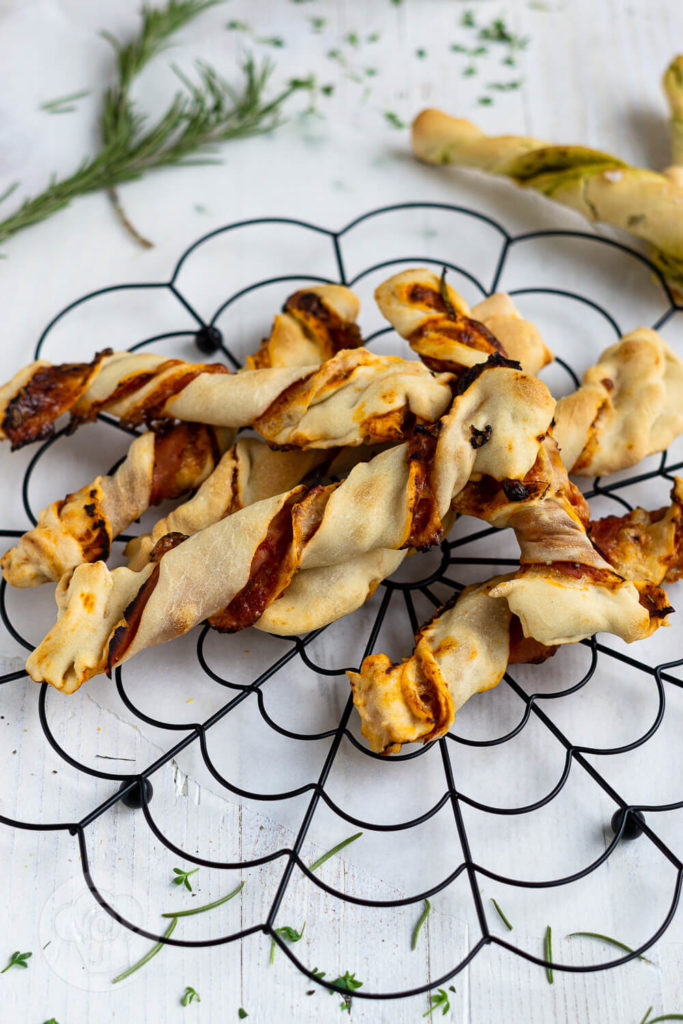 Als Snack für Zwischendurch oder als Fingerfood für das Picknick, diese gedrehten Pizzastangen schmecken garantiert Kindern und Erwachsenen. Sie schmecken übrigens auch mit Pesto. Küchentraum & Purzelbaum | #snack | #fingerfood | #pizza