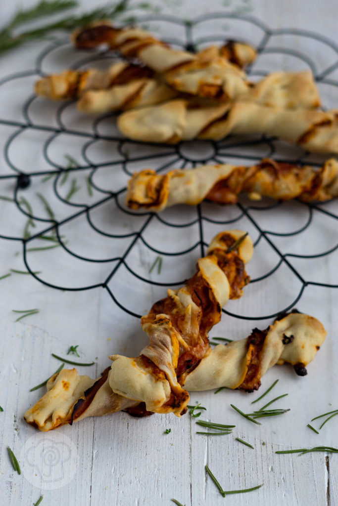 Als Snack für Zwischendurch oder als Fingerfood für das Picknick, diese gedrehten Pizzastangen schmecken garantiert Kindern und Erwachsenen. Sie schmecken übrigens auch mit Pesto. Küchentraum & Purzelbaum | #snack | #fingerfood | #pizza