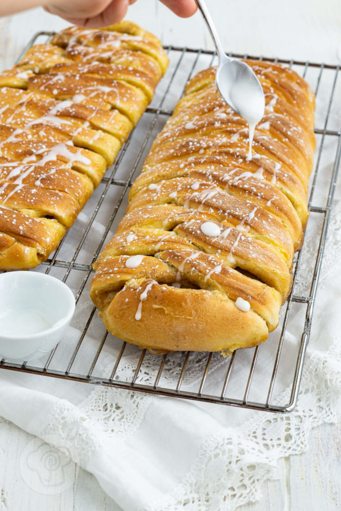 Kennt ihr die leckeren Zimstangen/Kanelstang aus Dänemark? Jetzt könnt ihr sie ganz einfach selber backen. Probiert es doch mal aus. Küchentraum & Purzelbaum | #zimtstange |#kanelstang | #backen