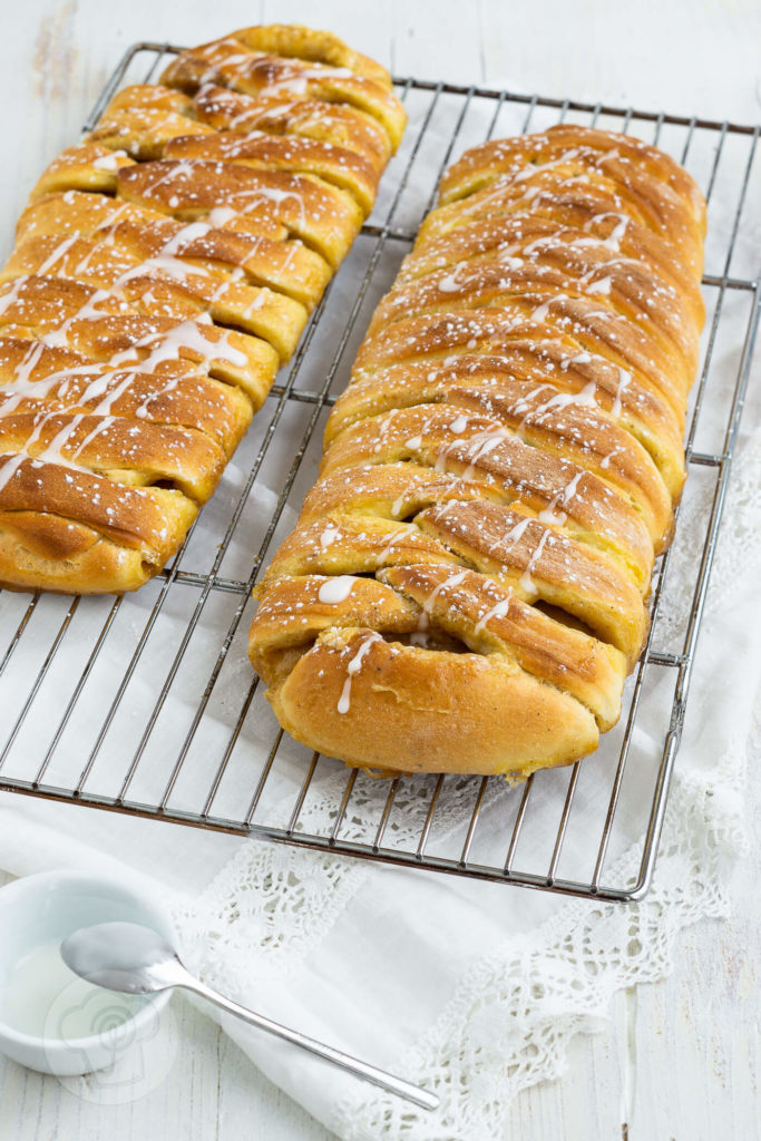 Kennt ihr die leckeren Zimstangen/Kanelstang aus Dänemark? Jetzt könnt ihr sie ganz einfach selber backen. Probiert es doch mal aus. Küchentraum & Purzelbaum | #zimtstange |#kanelstang | #backen