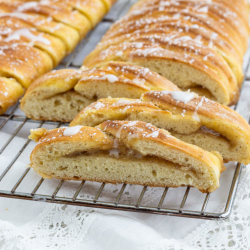 Kennt ihr die leckeren Zimstangen/Kanelstang aus Dänemark? Jetzt könnt ihr sie ganz einfach selber backen. Probiert es doch mal aus. Küchentraum & Purzelbaum | #zimtstange |#kanelstang | #backen