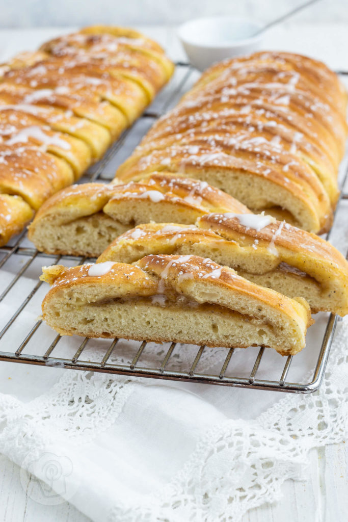 Kennt ihr die leckeren Zimstangen/Kanelstang aus Dänemark? Jetzt könnt ihr sie ganz einfach selber backen. Probiert es doch mal aus. Küchentraum & Purzelbaum | #zimtstange |#kanelstang | #backen