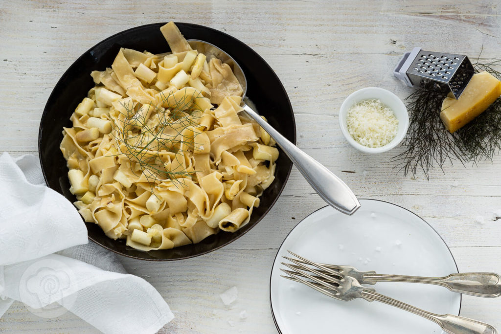 Pastagericht - vegetarische Spargel Carbonara, Rezept für cremige Spaghetti Carbonara. Küchentraum & Purzelbaum | #pasta | #spargel