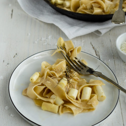 Pastagericht - vegetarische Spargel Carbonara, Rezept für cremige Spaghetti Carbonara. Küchentraum & Purzelbaum | #pasta | #spargel