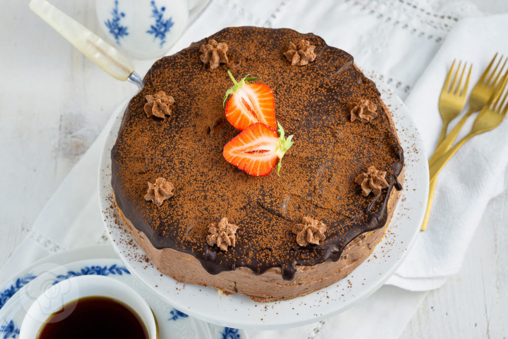 Die Prinzregententorte ist ein Klassiker der bayerischen Küche. Hierbei werden sieben dünne Biskuitböden mit einer leckeren Schokoladen-Buttercreme gefüllt, darüber kommt ein Schokoguss. Am besten schmeckt sie natürlich, wenn der Schokopudding selbst gemacht ist. Das Rezept für diese Torte ist ein Muss für alle Schokoholics. Küchentraum & Purzelbaum | #torte | #schokolade
