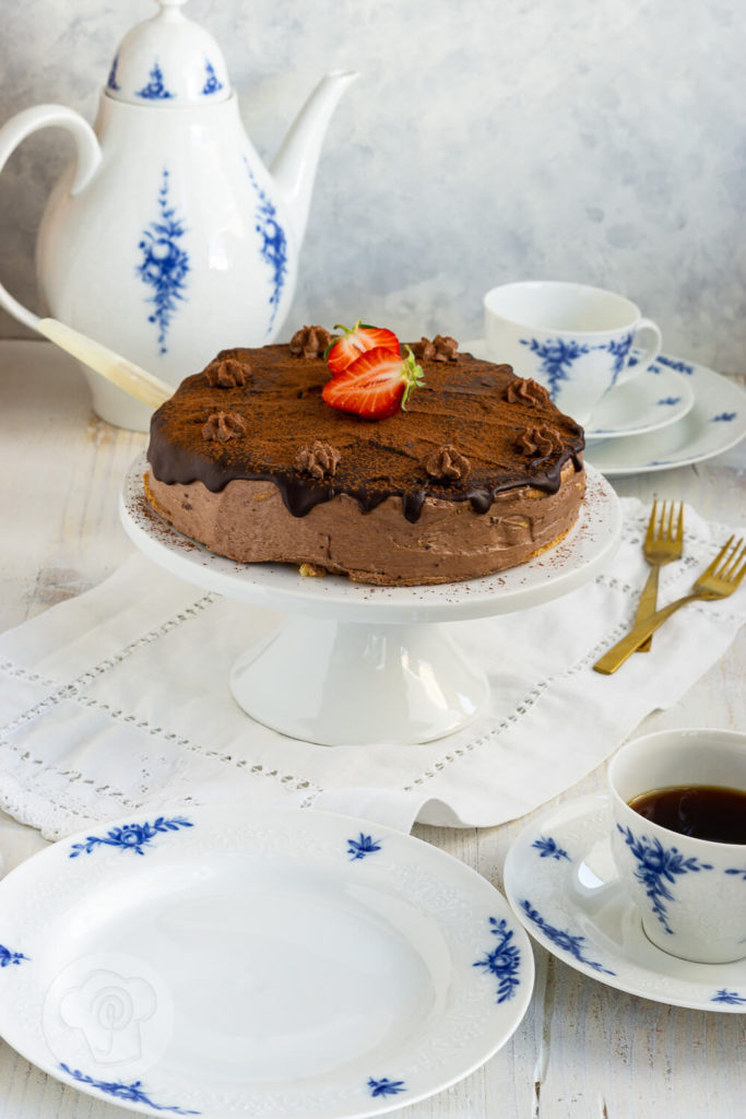 Die Prinzregententorte ist ein Klassiker der bayerischen Küche. Hierbei werden sieben dünne Biskuitböden mit einer leckeren Schokoladen-Buttercreme gefüllt, darüber kommt ein Schokoguss. Am besten schmeckt sie natürlich, wenn der Schokopudding selbst gemacht ist. Das Rezept für diese Torte ist ein Muss für alle Schokoholics. Küchentraum & Purzelbaum | #torte | #schokolade