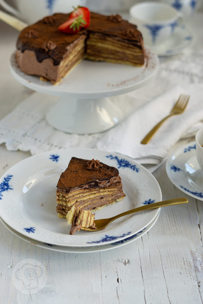 Die Prinzregententorte ist ein Klassiker der bayerischen Küche. Hierbei werden sieben dünne Biskuitböden mit einer leckeren Schokoladen-Buttercreme gefüllt, darüber kommt ein Schokoguss. Am besten schmeckt sie natürlich, wenn der Schokopudding selbst gemacht ist. Das Rezept für diese Torte ist ein Muss für alle Schokoholics. Küchentraum & Purzelbaum | #torte | #schokolade