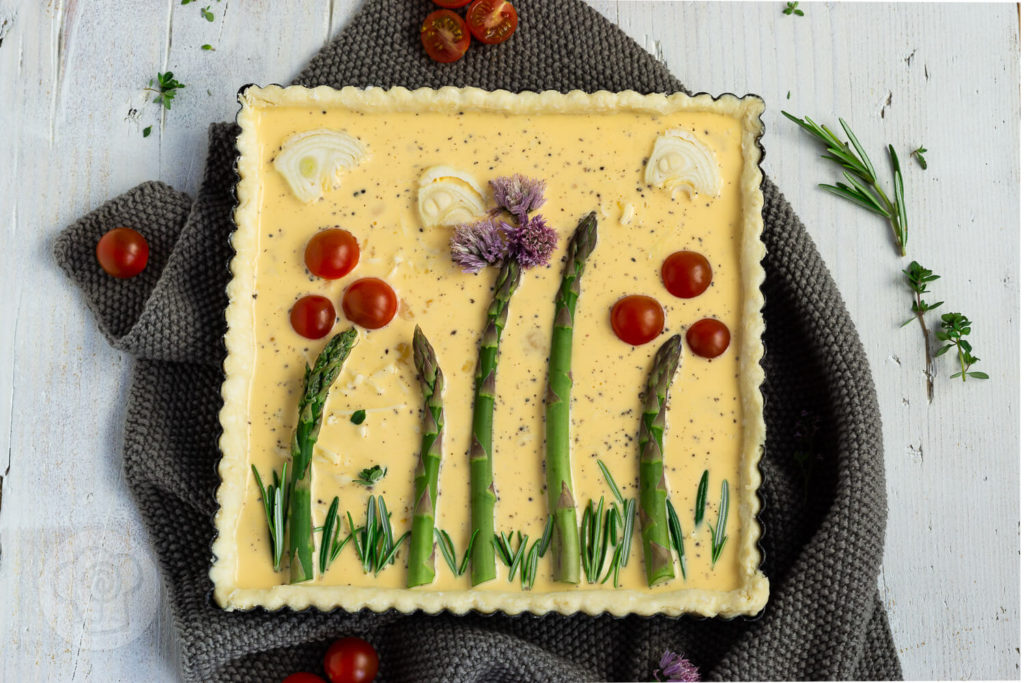 Diese Spargeltarte mit Mürbteig schmeckt nicht nur lecker, sie ist auch optisch ein absolutes Highlight. Die Tarte mit Spargel ist ein raffiniertes Essen, das sich auch als Buffet-Idee gut eignet. Küchentraum & Purzelbaum | #spargel | #tarteDiese Spargeltarte mit Mürbteig schmeckt nicht nur lecker, sie ist auch optisch ein absolutes Highlight. Die Tarte mit Spargel ist ein raffiniertes Essen, das sich auch als Buffet-Idee gut eignet. Küchentraum & Purzelbaum | #spargel | #tarte
