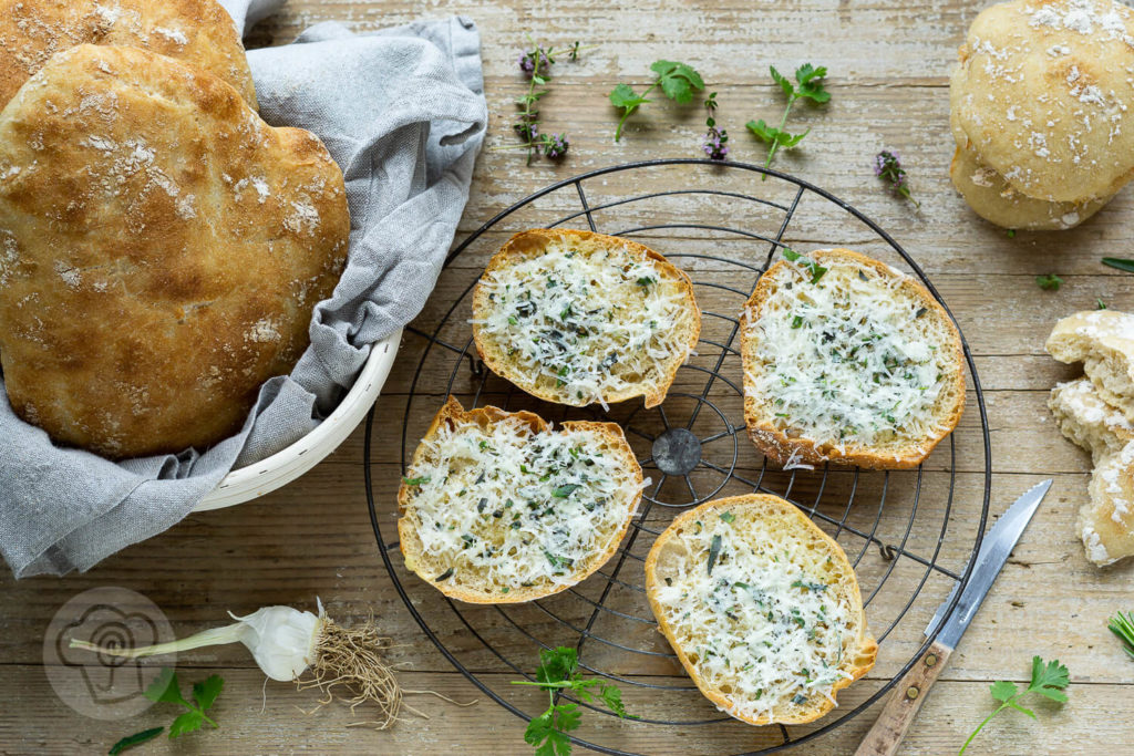 Herrlich weiches Ciabatta mit Dinkel wie in Italien. Mit ein bisschen Geduld gelingt euch das italienische Brot auch zu Hause. Es schmeckt pur zum Grillen, zum Salat oder als Knoblauchbrot mit Parmesan. Küchentraum & Purzelbaum | #ciabatta | #italien | #brot