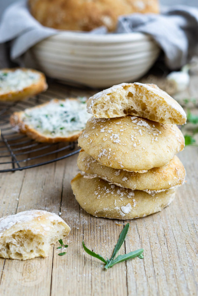 Herrlich weiches Ciabatta mit Dinkel wie in Italien. Mit ein bisschen Geduld gelingt euch das italienische Brot auch zu Hause. Es schmeckt pur zum Grillen, zum Salat oder als Knoblauchbrot mit Parmesan. Küchentraum & Purzelbaum | #ciabatta | #italien | #brot