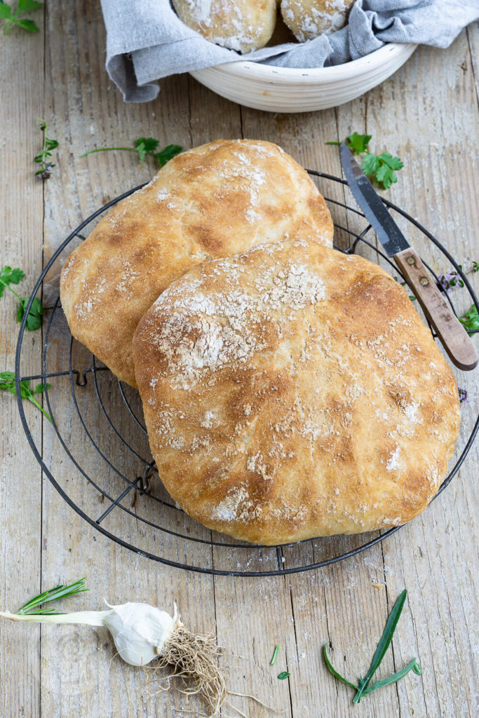 Herrlich weiches Ciabatta mit Dinkel wie in Italien. Mit ein bisschen Geduld gelingt euch das italienische Brot auch zu Hause. Es schmeckt pur zum Grillen, zum Salat oder als Knoblauchbrot mit Parmesan. Küchentraum & Purzelbaum | #ciabatta | #italien | #brot