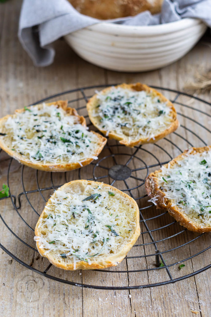 Herrlich weiches Ciabatta mit Dinkel wie in Italien. Mit ein bisschen Geduld gelingt euch das italienische Brot auch zu Hause. Es schmeckt pur zum Grillen, zum Salat oder als Knoblauchbrot mit Parmesan. Küchentraum & Purzelbaum | #ciabatta | #italien | #brot