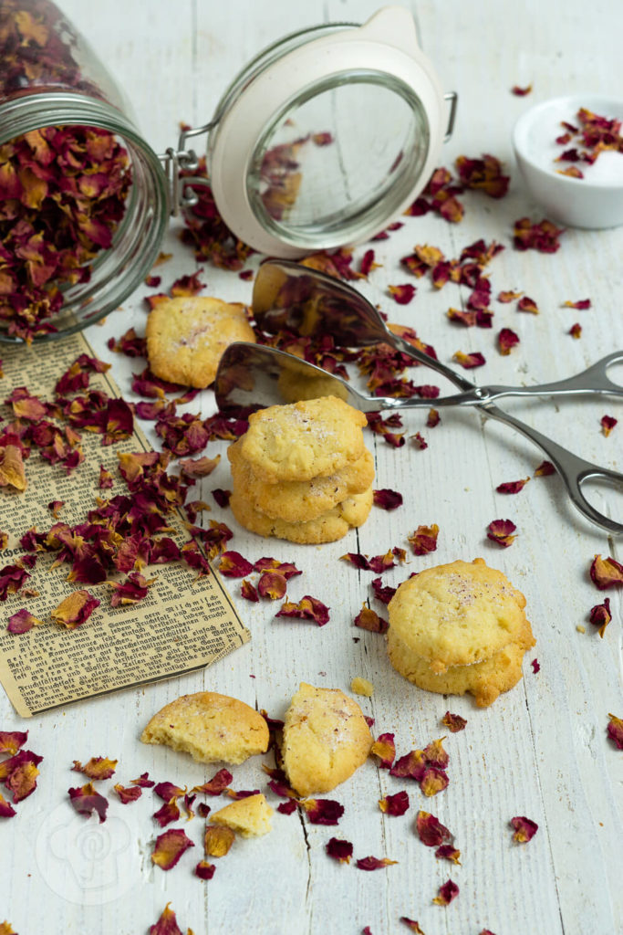 Backen mit Rosen? Ja, das geht. Mit diesem leckeren Rosenplätzchen Rezept geht das ganz einfach und die Kekse schmecken herrlich rosig. Sie passen gut zum Kaffee oder Tee und sind ein schönes Geschenk aus der Küche. Küchentraum & Purzelbaum | #kekse | #plätzchen | #rosen