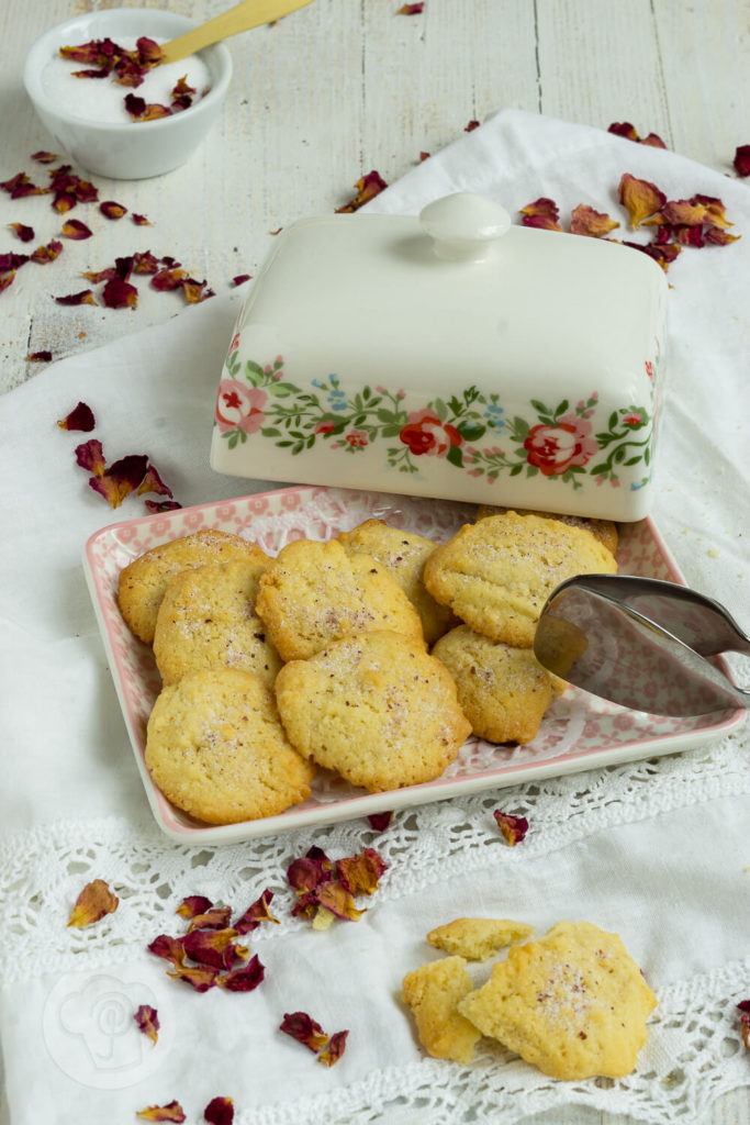 Backen mit Rosen? Ja, das geht. Mit diesem leckeren Rosenplätzchen Rezept geht das ganz einfach und die Kekse schmecken herrlich rosig. Sie passen gut zum Kaffee oder Tee und sind ein schönes Geschenk aus der Küche. Küchentraum & Purzelbaum | #kekse | #plätzchen | #rosen