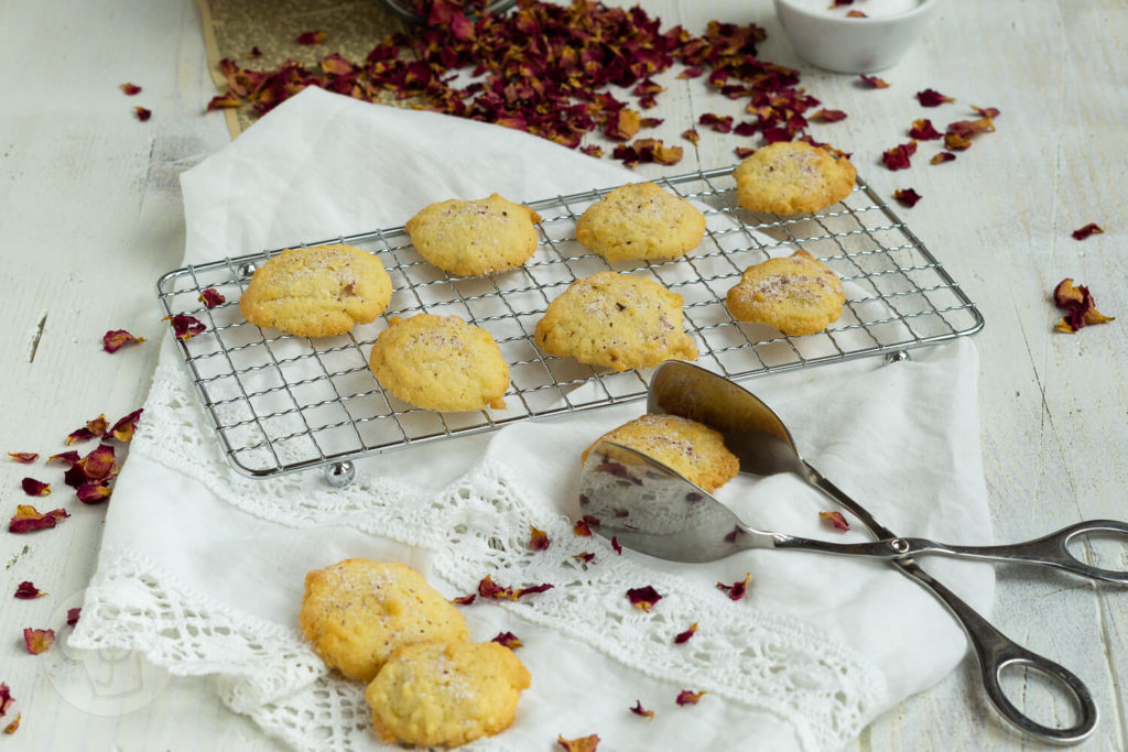 Backen mit Rosen? Ja, das geht. Mit diesem leckeren Rosenplätzchen Rezept geht das ganz einfach und die Kekse schmecken herrlich rosig. Sie passen gut zum Kaffee oder Tee und sind ein schönes Geschenk aus der Küche. Küchentraum & Purzelbaum | #kekse | #plätzchen | #rosen