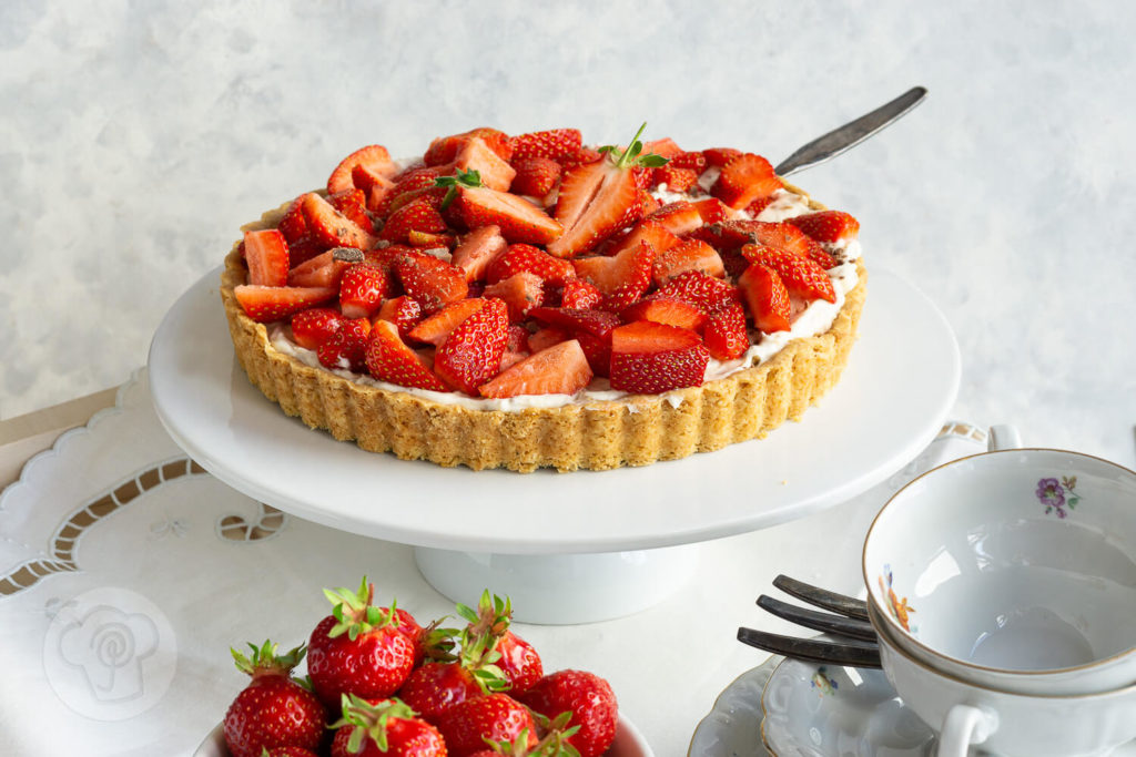 Erdbeeren dürfen in Schweden an Mittsommer nicht fehlen. Da ist diese schwedische Erdbeertorte perfekt. Zusammen mit Dulce de Leche, Sahne und Butter-Mandel-Karamell schmeckt diese SommertTorte nach Urlaub in Skandinavien. Küchentraum & Purzelbaum | #erdbeeren | #torte | #schweden