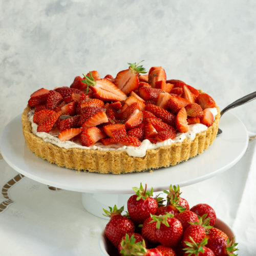 Erdbeeren dürfen in Schweden an Mittsommer nicht fehlen. Da ist diese schwedische Erdbeertorte perfekt. Zusammen mit Dulce de Leche, Sahne und Butter-Mandel-Karamell schmeckt diese SommertTorte nach Urlaub in Skandinavien. Küchentraum & Purzelbaum | #erdbeeren | #torte | #schweden