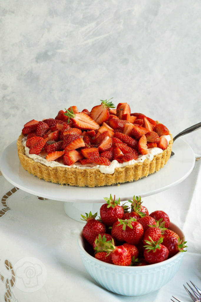 Erdbeeren dürfen in Schweden an Mittsommer nicht fehlen. Da ist diese schwedische Erdbeertorte perfekt. Zusammen mit Dulce de Leche, Sahne und Butter-Mandel-Karamell schmeckt diese SommertTorte nach Urlaub in Skandinavien. Küchentraum & Purzelbaum | #erdbeeren | #torte | #schweden