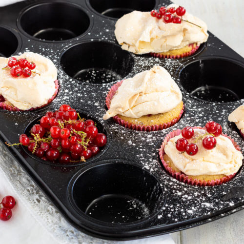 Leckere Johannisbeermuffins mit Baiser. Säuerliche Johannisbeeren treffen auf süßes Baiser. Die perfekte Kombination für den Sommer. Küchentraum & Purzelbaum | #muffins | #backen | #johannisbeeren