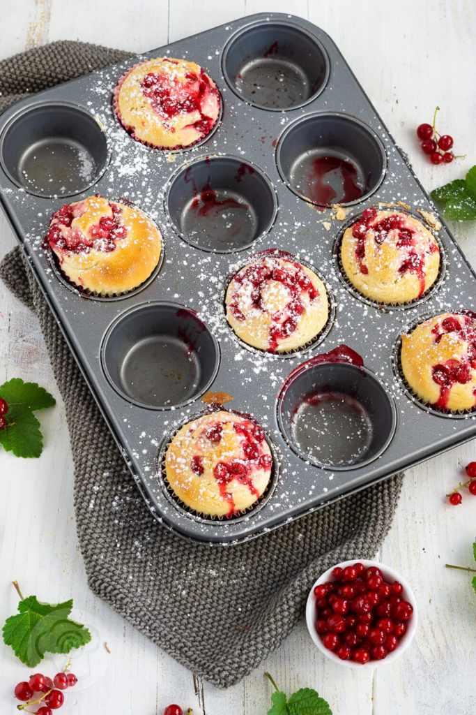 Leckere Johannisbeerschnecken mit fluffigem Hefeteig. Ein Muss für alle Hefeteigfans und Beerenliebhaber. Mit oder ohne Zuckerguss ein Genuss. Küchentraum & Purzelbaum | #johannisbeeren | #hefeteig | #backen