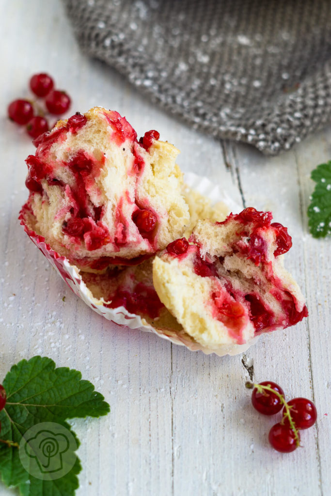 Leckere Johannisbeerschnecken mit fluffigem Hefeteig. Ein Muss für alle Hefeteigfans und Beerenliebhaber. Mit oder ohne Zuckerguss ein Genuss. Küchentraum & Purzelbaum | #johannisbeeren | #hefeteig | #backen