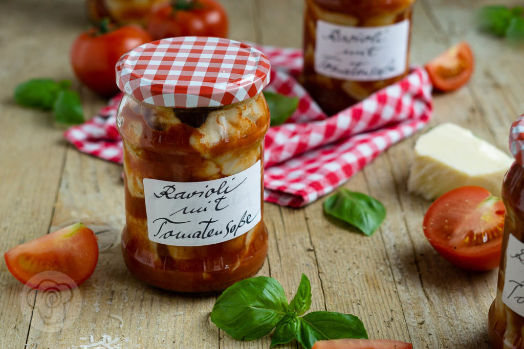 Fertiggerichte einfach selber machen: Probiert diese leckeren Ravioli mit Tomatensauce. Sie schmecken viel besser als Ravioli aus der Dose. Ihr diese tolle Pasta auch durch Einkochen konservieren und beim nächsten Campingurlaub essen. Küchentraum & Purzelbaum | #pasta | #nudeln | #tomaten | #ravioli