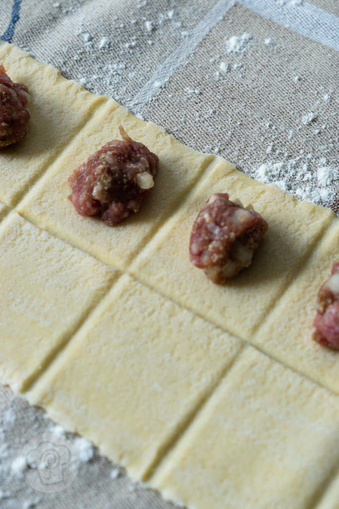 Fertiggerichte einfach selber machen: Probiert diese leckeren Ravioli mit Tomatensauce. Sie schmecken viel besser als Ravioli aus der Dose. Ihr diese tolle Pasta auch durch Einkochen konservieren und beim nächsten Campingurlaub essen. Küchentraum & Purzelbaum | #pasta | #nudeln | #tomaten | #ravioli