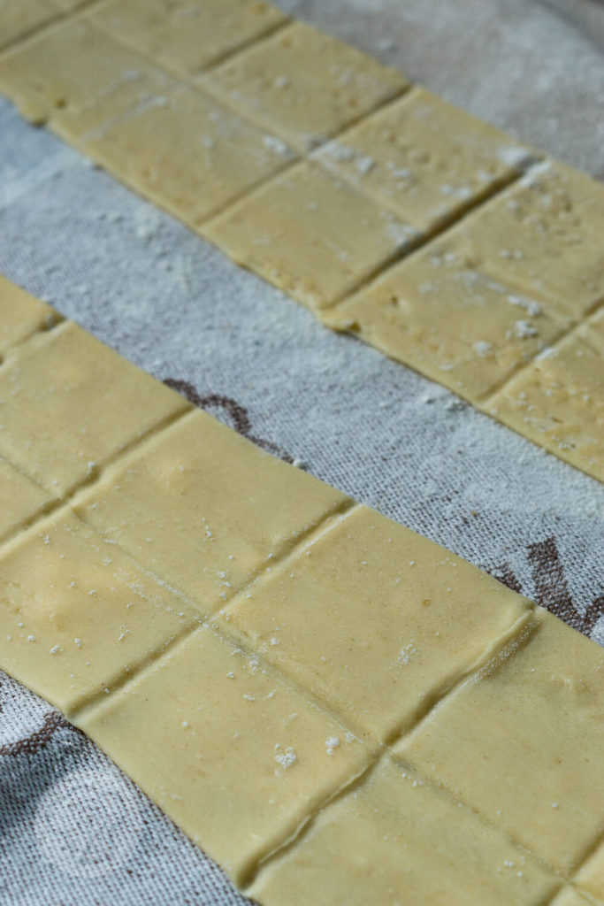 Fertiggerichte einfach selber machen: Probiert diese leckeren Ravioli mit Tomatensauce. Sie schmecken viel besser als Ravioli aus der Dose. Ihr diese tolle Pasta auch durch Einkochen konservieren und beim nächsten Campingurlaub essen. Küchentraum & Purzelbaum | #pasta | #nudeln | #tomaten | #ravioli