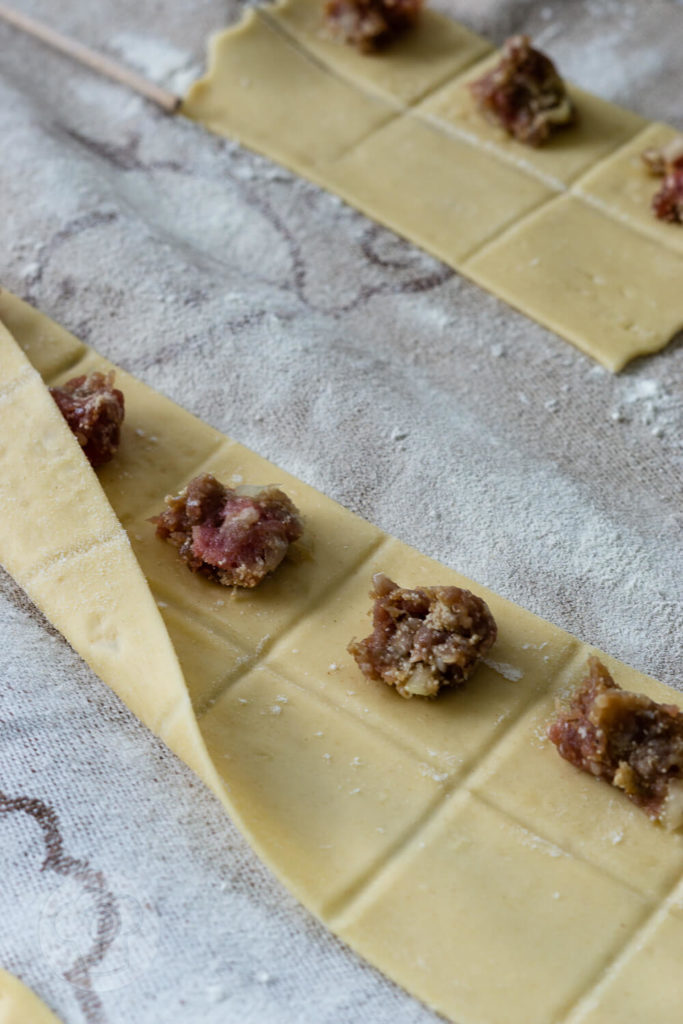 Fertiggerichte einfach selber machen: Probiert diese leckeren Ravioli mit Tomatensauce. Sie schmecken viel besser als Ravioli aus der Dose. Ihr diese tolle Pasta auch durch Einkochen konservieren und beim nächsten Campingurlaub essen. Küchentraum & Purzelbaum | #pasta | #nudeln | #tomaten | #ravioli