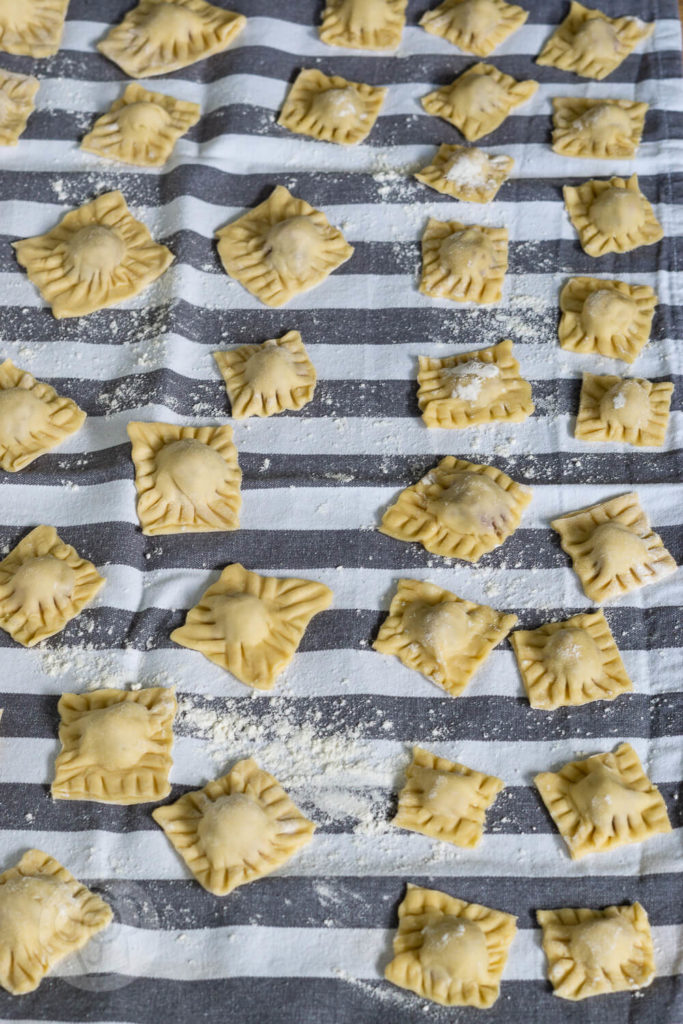 Fertiggerichte einfach selber machen: Probiert diese leckeren Ravioli mit Tomatensauce. Sie schmecken viel besser als Ravioli aus der Dose. Ihr diese tolle Pasta auch durch Einkochen konservieren und beim nächsten Campingurlaub essen. Küchentraum & Purzelbaum | #pasta | #nudeln | #tomaten | #ravioli