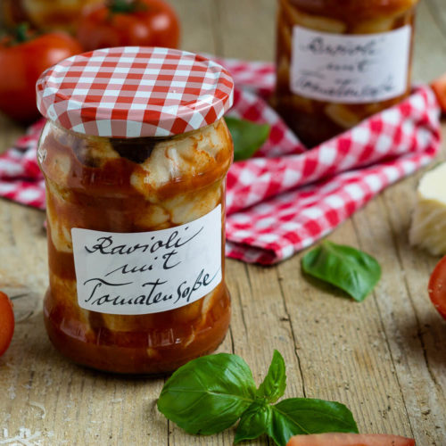 Fertiggerichte einfach selber machen: Probiert diese leckeren Ravioli mit Tomatensauce. Sie schmecken viel besser als Ravioli aus der Dose. Ihr diese tolle Pasta auch durch Einkochen konservieren und beim nächsten Campingurlaub essen. Küchentraum & Purzelbaum | #pasta | #nudeln | #tomaten | #ravioli