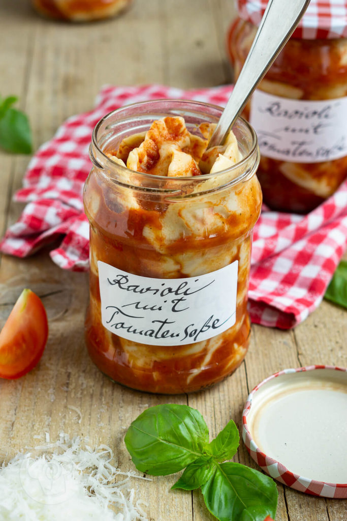 Fertiggerichte einfach selber machen: Probiert diese leckeren Ravioli mit Tomatensauce. Sie schmecken viel besser als Ravioli aus der Dose. Ihr diese tolle Pasta auch durch Einkochen konservieren und beim nächsten Campingurlaub essen. Küchentraum & Purzelbaum | #pasta | #nudeln | #tomaten | #ravioli