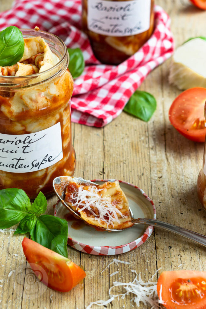 Fertiggerichte einfach selber machen: Probiert diese leckeren Ravioli mit Tomatensauce. Sie schmecken viel besser als Ravioli aus der Dose. Ihr diese tolle Pasta auch durch Einkochen konservieren und beim nächsten Campingurlaub essen. Küchentraum & Purzelbaum | #pasta | #nudeln | #tomaten | #ravioli