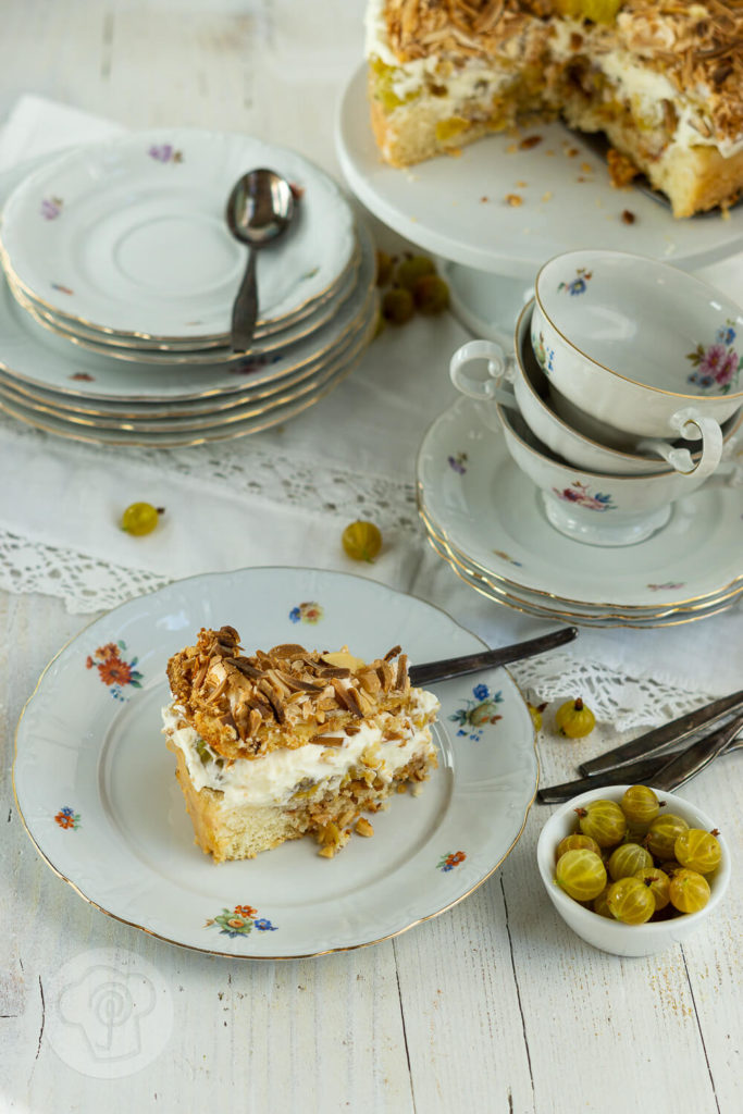 Diese leckere Stachelbeertorte mit Baiser setzt die säuerlichen Stachelbeeren perfekt in Szene. Schaut euch schnell das Rezept an. Küchentraum & Purzelbaum | #backen | #torte | #stachelbeeren