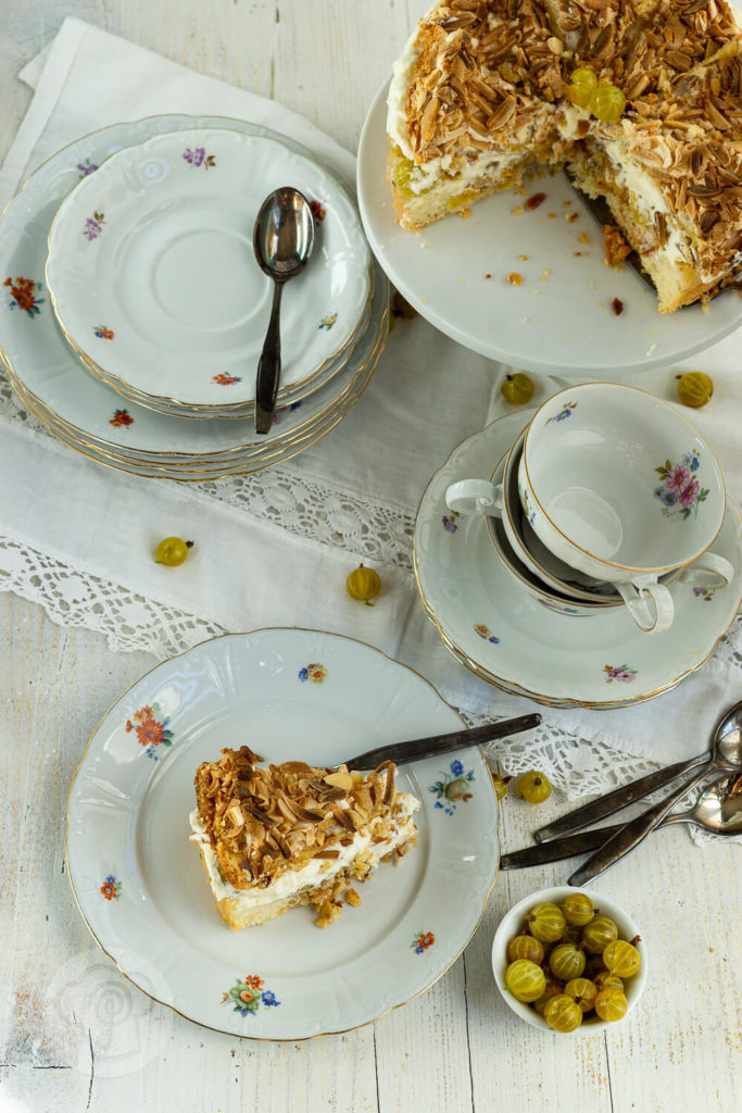 Diese leckere Stachelbeertorte mit Baiser setzt die säuerlichen Stachelbeeren perfekt in Szene. Schaut euch schnell das Rezept an. Küchentraum & Purzelbaum | #backen | #torte | #stachelbeeren