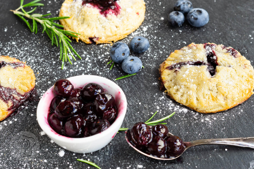 Leckere Handpies mit Blaubeeren und Rosmarin. Ein herrlich fruchtiger, sommerlicher Snack für das Picknick oder einfach so zum Naschen. Küchentraum & Purzelbaum | #blaubeeren | #heidelbeeren | #mürbteig