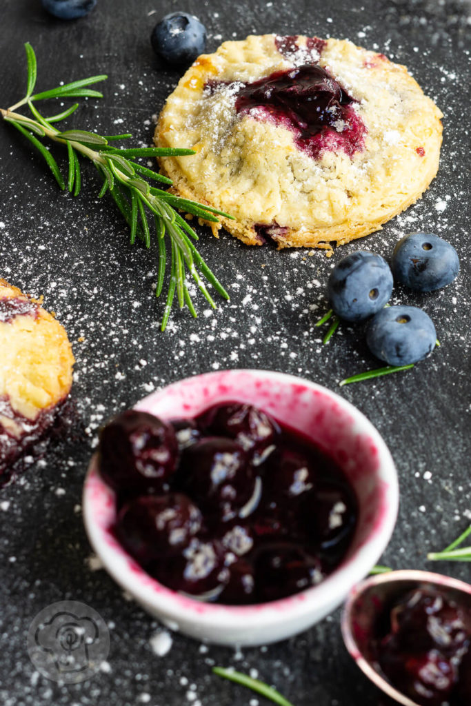 Leckere Handpies mit Blaubeeren und Rosmarin. Ein herrlich fruchtiger, sommerlicher Snack für das Picknick oder einfach so zum Naschen. Küchentraum & Purzelbaum | #blaubeeren | #heidelbeeren | #mürbteig