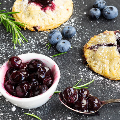 Leckere Handpies mit Blaubeeren und Rosmarin. Ein herrlich fruchtiger, sommerlicher Snack für das Picknick oder einfach so zum Naschen. Küchentraum & Purzelbaum | #blaubeeren | #heidelbeeren | #mürbteig