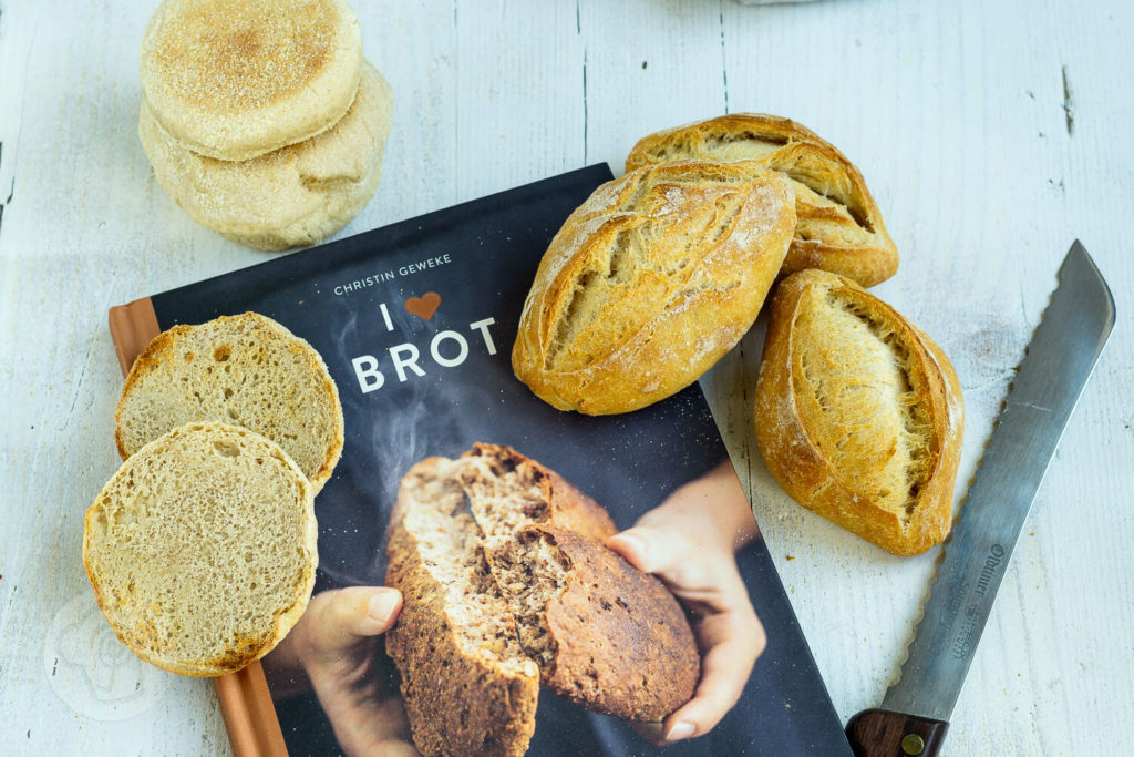 Leckere Brötchen einfach selber backen. Mit dem Rezept für diese knusprigen Buttermilch Brötchen mit Dinkel gelingt euch das bestimmt. Durch die Übernachtgare könnt ihr euch auf frische Brötchen zum Frühstück freuen. Küchentraum & Purzelbaum | #brötchen | #übernachtgare