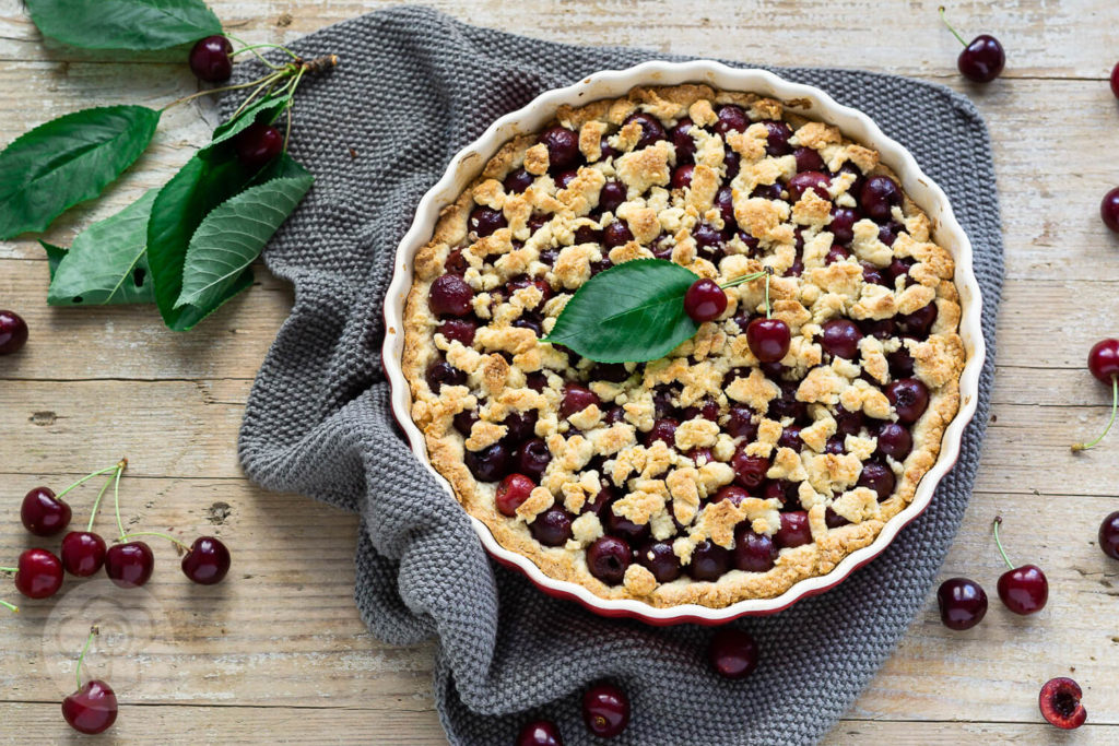 Einfache Kirschtarte mit Streuseln. Diese leckere Tarte ist gelingsicher und schmeckt nach Sommer. Ihr könnt sie mit frischen Süß- oder Sauerkirschen backen oder ihr nehmt ein Glas. Küchentraum & Purzelbaum | #tarte | #backen | #kirschen