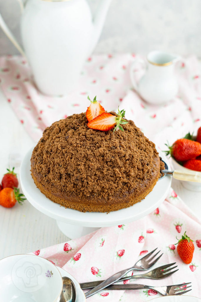 Wer hat Lust auf einen Kuchen Klassiker? Dann probiert doch mal meinen Maulwurfkuchen mit Erdbeeren. Super lecker und herrlich fruchtig. Der Kuchen schmeckt auch mit anderen Früchten wie z.B. Himbeeren total lecker. Küchentraum & Purzelbaum | #kuchen | #backen | #erdbeeren