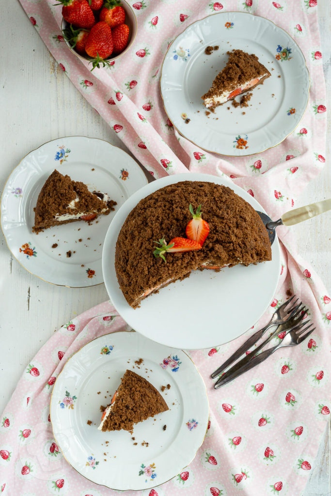 Wer hat Lust auf einen Kuchen Klassiker? Dann probiert doch mal meinen Maulwurfkuchen mit Erdbeeren. Super lecker und herrlich fruchtig. Der Kuchen schmeckt auch mit anderen Früchten wie z.B. Himbeeren total lecker. Küchentraum & Purzelbaum | #kuchen | #backen | #erdbeeren