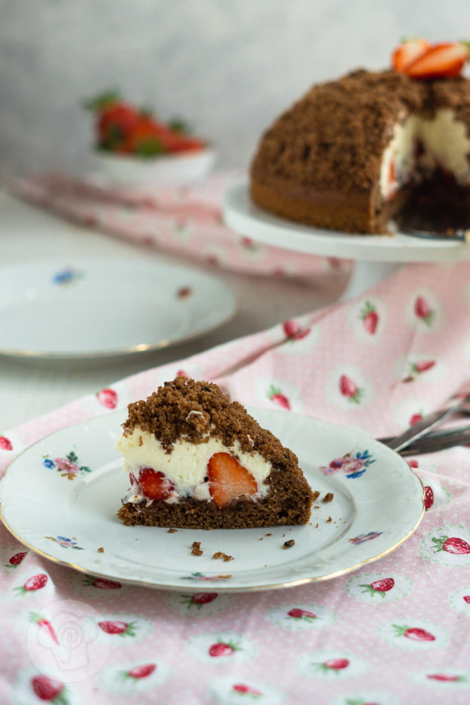 Wer hat Lust auf einen Kuchen Klassiker? Dann probiert doch mal meinen Maulwurfkuchen mit Erdbeeren. Super lecker und herrlich fruchtig. Der Kuchen schmeckt auch mit anderen Früchten wie z.B. Himbeeren total lecker. Küchentraum & Purzelbaum | #kuchen | #backen | #erdbeeren