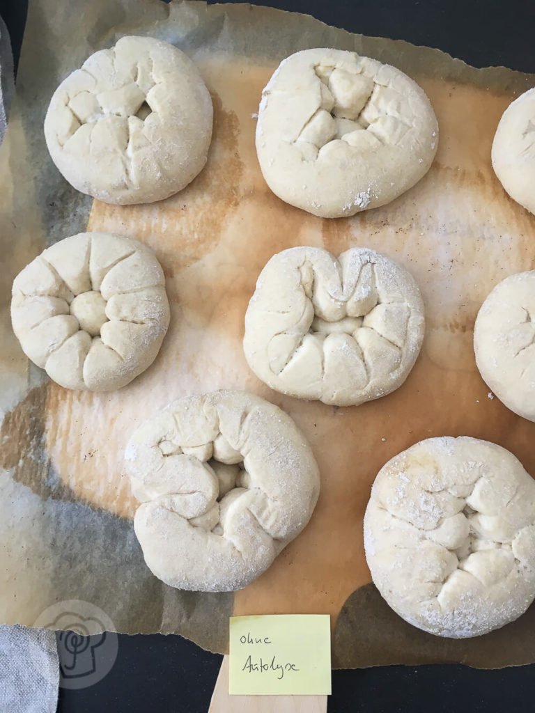 Leckere Frühstücksbrötchen aus Dinkel. Typische italienische Brötchen mit einer raffinierten Form: Rosette Soffiate Küchentraum & Purzelbaum | #brötchen | #backen | #dinkel