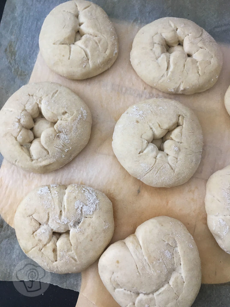 Leckere Frühstücksbrötchen aus Dinkel. Typische italienische Brötchen mit einer raffinierten Form: Rosette Soffiate Küchentraum & Purzelbaum | #brötchen | #backen | #dinkel