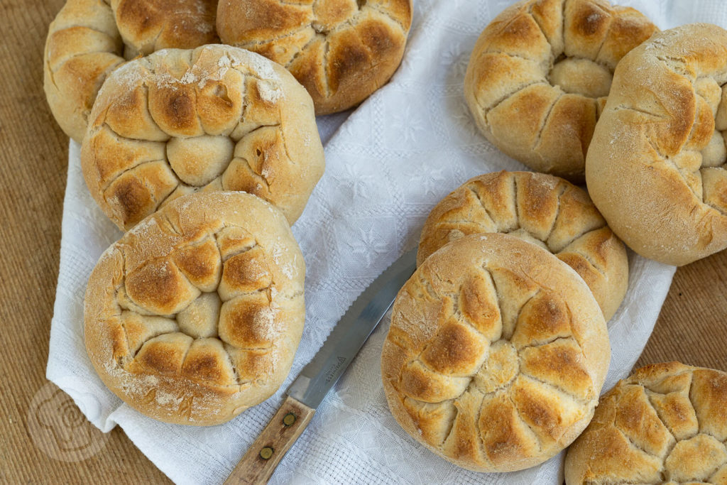 Leckere Frühstücksbrötchen aus Dinkel. Typische italienische Brötchen mit einer raffinierten Form: Rosette Soffiate Küchentraum & Purzelbaum | #brötchen | #backen | #dinkel
