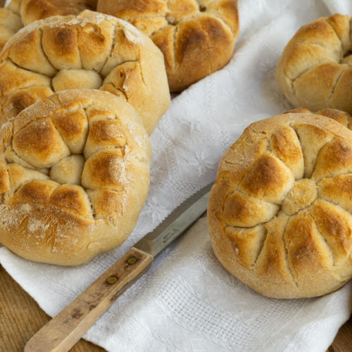 Leckere Frühstücksbrötchen aus Dinkel. Typische italienische Brötchen mit einer raffinierten Form: Rosette Soffiate Küchentraum & Purzelbaum | #brötchen | #backen | #dinkel