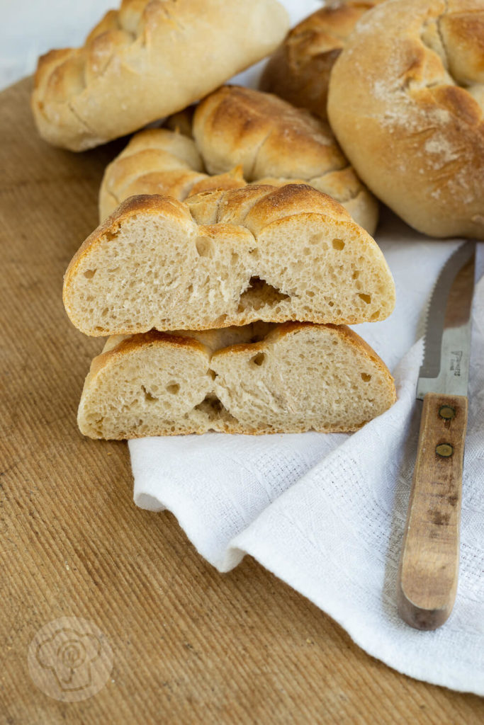 Leckere Frühstücksbrötchen aus Dinkel. Typische italienische Brötchen mit einer raffinierten Form: Rosette Soffiate Küchentraum & Purzelbaum | #brötchen | #backen | #dinkel