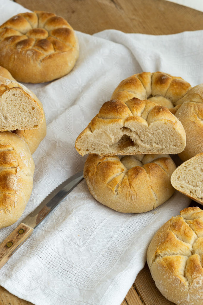 Leckere Frühstücksbrötchen aus Dinkel. Typische italienische Brötchen mit einer raffinierten Form: Rosette Soffiate Küchentraum & Purzelbaum | #brötchen | #backen | #dinkel